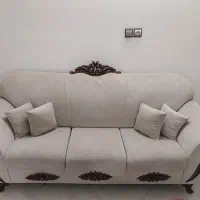 یک دست مبل راحتی با جلو مبلی و عسلی