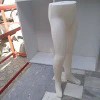 تیکه پارچه تریکو و مانکن پا