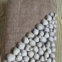 سطل زباله اتاق خواب کنار مبلمان