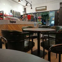 سالن کار . کمک باریستا خانم جهت کار در کافی شاپ