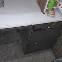 میز تحریر فلزی و چوبی .