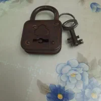 قفل وکلید۱۰۰ساله وکاسه قرآنی و۴۰کلید