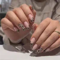 کاشت مژه وناخن