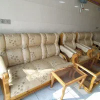 دو دست مبل هفت نفره با میز عسلی