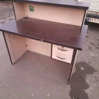 ۳ عدد میز پیشخوان و ویترین به همراه صندلی