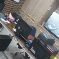 به یکنفر منشی دستیار آقا و خانم