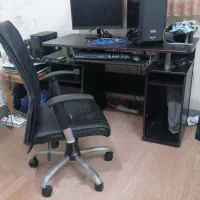 صندلی اداری و کامپیوتر