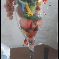 گلدان یا جام شیشه ای با میوه های تزئینی