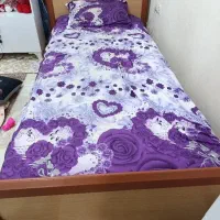 یک عدد تخت ۱ نفره به همراه تشک