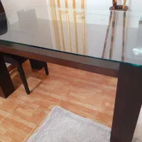 یک عدد میز نهارخوری سالم، میز تلویزیون،مبل راحتی