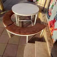 یک عدد میز گرد همراه با ۳نیمکت ،مبله شده ...