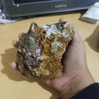 سنگ قشنگ و زیبا به فروش می‌رسد
