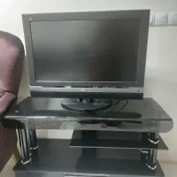 تلوزیون و میز و دستگاه گیرنده دیجیتال