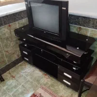 تلویزیون همراه با میز