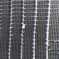 کارگر بلوک زن ماهر و نیمه ماهر نیازمندیم