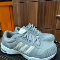 یه تعداد کفش و کتونی اصل و اورجینال