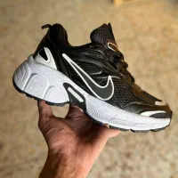 فروشنده آقا کفش فروشی