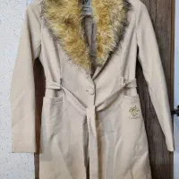 تعداد زیادی پالتو و مانتو و لباس مجلسی