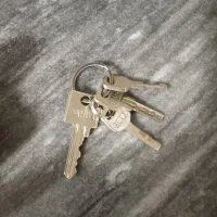 یک دسته کلید داخل ماشین پیداشده