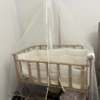 تخت نوزاد کنار مادر