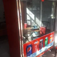 یخچال ویترینی ایستاده   و وسایل غذاخوری