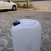 دبه آب ۲۰ لیتری داخل آن آب بوده و تمیز است
