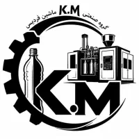 نیروی جوان ساده آچار به دست جهت بادکن