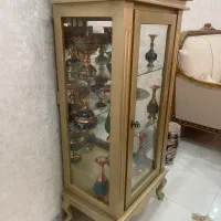 میز، کاناپه، ویترین