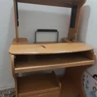 میز تحریر و کامپیوتر