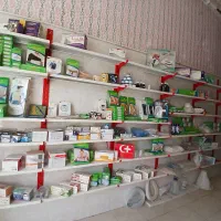 یک باب مغازه تجاری بزرگ و تمیز