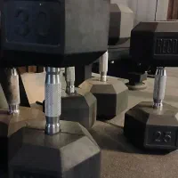 تعدادی‌دمبل سالم‌و‌تعدادی‌هالترنوبه‌فروش‌میرسد