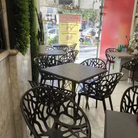 صندلی پلاستیکی و‌ میز رستورانی