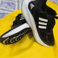 یک جفت کفش اسپرت adidass