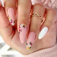 استخدام ناخنکار حرفه ای و اجاره صندلی ناخن