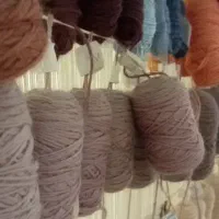 دارفلزی و تابلوفرش درحال بافت