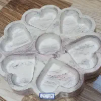 تعدادی وسایل رزینی و سنگ مصنوعی و شمع