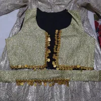 دو عدد سورانی چند بار پوشیده شده همراه با سیخمه|لباس|مهاباد (آذربایجان غربی), |دیوار