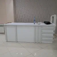 یک عدد میز اوپن هایگلاس به همراه قفسه کناری