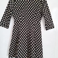 تعدادی لباس نو به فروش میرسد