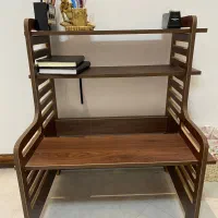 میز نشسته لپ تاپ