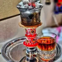 کارگر قهوه خانه وسط کار و چایی ریز