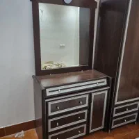 آینه و میز آرایش به همراه یک ساعت دیواری