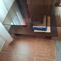 میز جلو مبلی شیشه و چوب