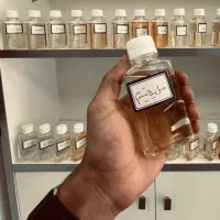 فروش انواع عطر واسانس به صورت عمده و میلی