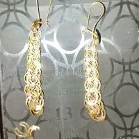 یه جفت گوشواره 50 بالای تابلو