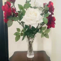 یک عدد گلدان کریستال کاملا نو با سه شاخه گل