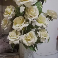 گلدان کشیده به همراه گل رز درشت