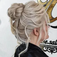 خدمات عروس میکاپ شنیون رنگ و لایت فیبروز مژه ناخن