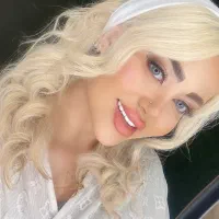 مدل میکاپ و شینیون و لباس با آفیش مناسب