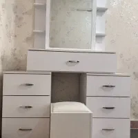 میزآرایش و کتابخانه